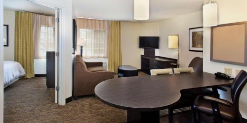 Southfield Hotel | Sonesta Simply Suites Detroit Southfield