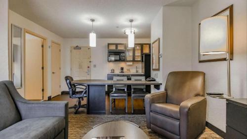 North Olmsted Hotel | Sonesta Simply Suites Cleveland North Olmsted Airport