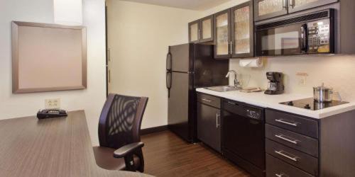 North Olmsted Hotel | Sonesta Simply Suites Cleveland North Olmsted Airport