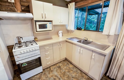 Lakes Entrance Cottage | Song Bird - Nestled in a peaceful bush setting lies this tranquil getaway