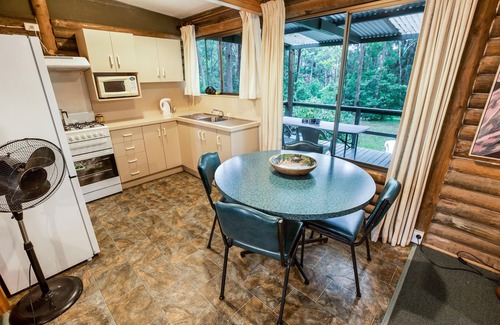 Lakes Entrance Cottage | Song Bird - Nestled in a peaceful bush setting lies this tranquil getaway