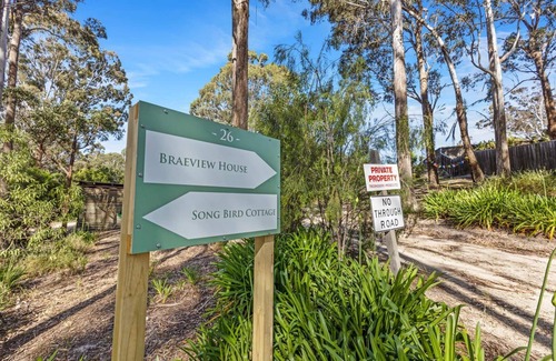 Lakes Entrance Cottage | Song Bird - Nestled in a peaceful bush setting lies this tranquil getaway
