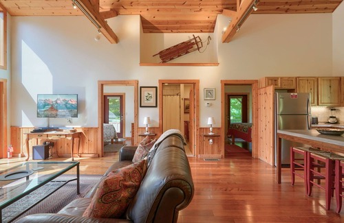Laurelville Cabin | Songbird Cabin | Private Trails | Covered Hot Tub