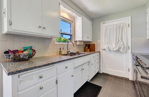 Spokane Valley House | Songbird Cottage-HUGE Backyard-15 Min To Downtown-Pet & Fam Friendly-5-Star Beds