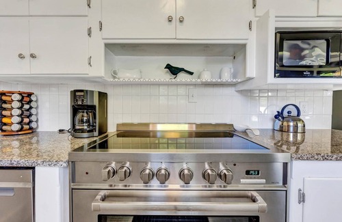Spokane Valley House | Songbird Cottage-HUGE Backyard-15 Min To Downtown-Pet & Fam Friendly-5-Star Beds