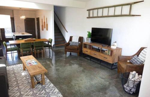 Chestnut Hill House | Songbird Suite AB