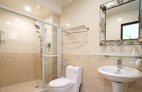 Taitung Bed & Breakfast | Songhe Homestay -- He Room for 4 -- New Elevator Villa, Mountain View