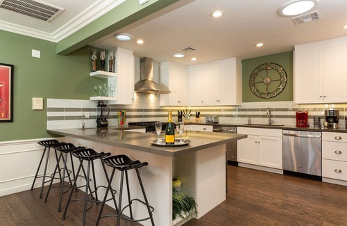 The Movie Colony House | Songwriter's Sanctuary In Movie Colony Neighborhood! Private! Walk to Downtown!