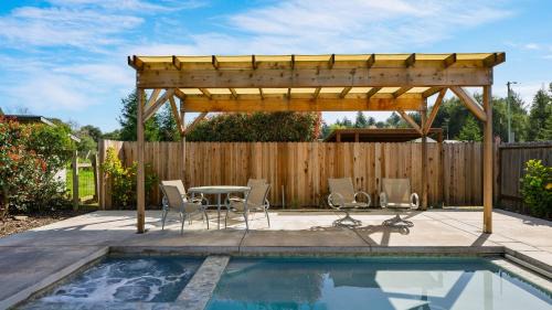 Sebastopol House | Sonoma Hideaway w Private Pool Fire Pit Game Room Guest Studios