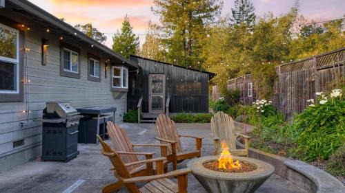 Sebastopol House | Sonoma Hideaway w Private Pool Fire Pit Game Room Guest Studios