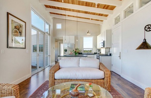 Vineburg House | Sonoma-Napa Wine Country retreat. Surrounded by vineyards, views, & privacy