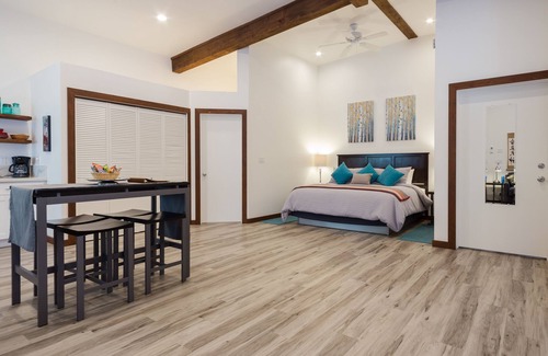 Sonoma House | Sonoma Wine Lovers Getaway - A Pleasant Stroll to the Sonoma Plaza