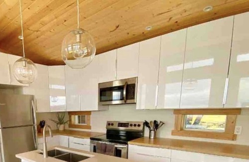 Sooke Cabin | Sooke Oceanfront with hot tub and King bed!