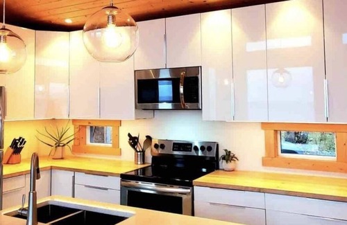 Sooke Cabin | Sooke Oceanfront with hot tub and King bed!