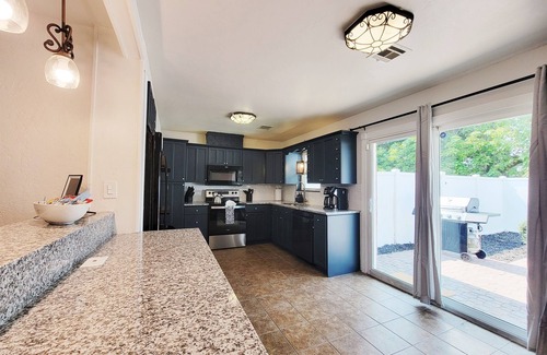 Norman House | Sooner Sunrise- 1.3 miles to OU with hot tub!