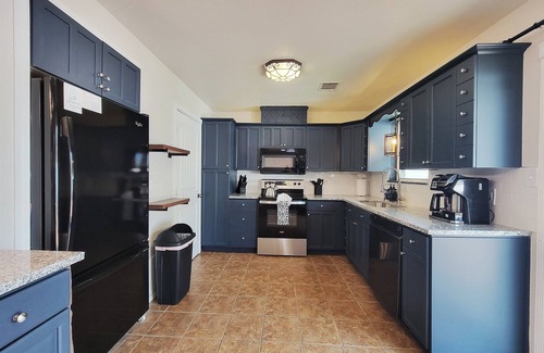 Norman House | Sooner Sunrise- 1.3 miles to OU with hot tub!