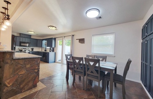 Norman House | Sooner Sunrise- 1.3 miles to OU with hot tub!