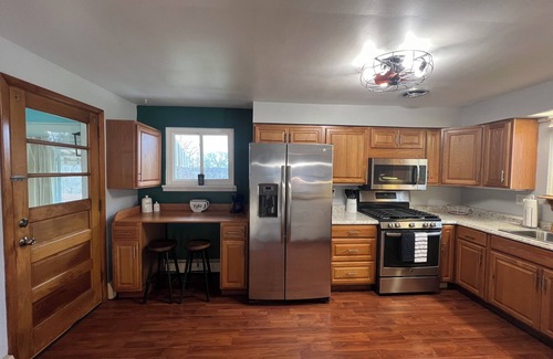 Homeacre-Lyndora House | Soothing 2-bedroom house with WiFi in Butler