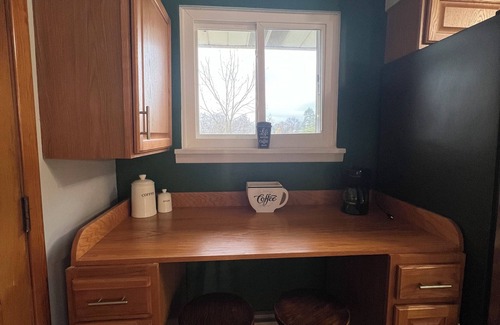 Homeacre-Lyndora House | Soothing 2-bedroom house with WiFi in Butler