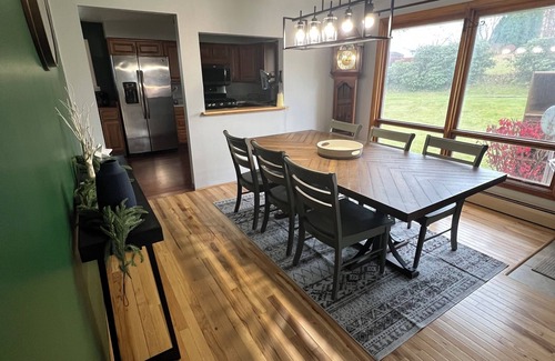 Homeacre-Lyndora House | Soothing 2-bedroom house with WiFi in Butler