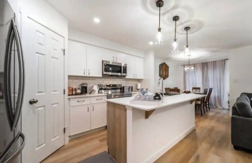 Stony Plain House | Soothing 3BDRM-King house near ice rink and golf course with WiFi in Stony Plain