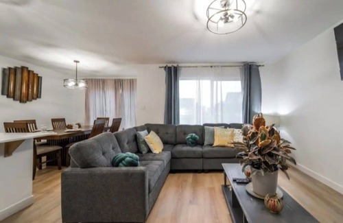 Stony Plain House | Soothing 3BDRM-King house near ice rink and golf course with WiFi in Stony Plain