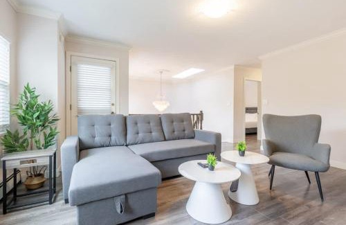 Sunset House | Soothing Minimalist Escape - Suite with Balcony & Fireplace