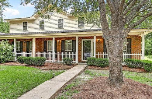 Savannah House | Soothing Savannah Townhome with Patio!
