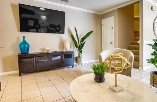 Savannah House | Soothing Savannah Townhome with Patio!