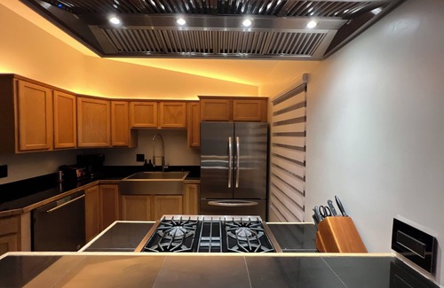 Willow Park House | Soothing Soak, Modern Romantic Luxury Townhome!