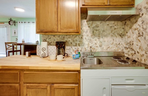 Smith River Apartment | Soothing Studio w/Lush Views: 2 Mi to Beach!
