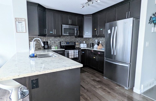 Stonebridge House | Sophie's @ Sask w/bsmnt suite - 4BR/3.5BA