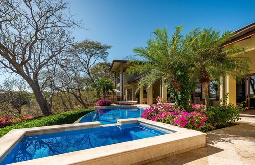 Liberia House | Sophisticated design and breathtaking ocean view unite in this golfer's paradise