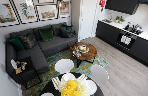 North Finchley Apartment | Sophisticated 3Bedroom/2Bathroom Pet-Friendly Duplex Flat w/FREE WIFI