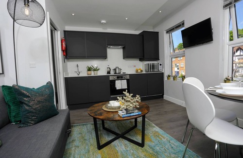 North Finchley Apartment | Sophisticated 3Bedroom/2Bathroom Pet-Friendly Duplex Flat w/FREE WIFI