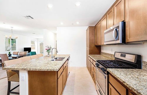 Rialto House | Sophisticated 4BR Retreat｜Pet-Friendly｜Fenced Yard & Pool Access#41339