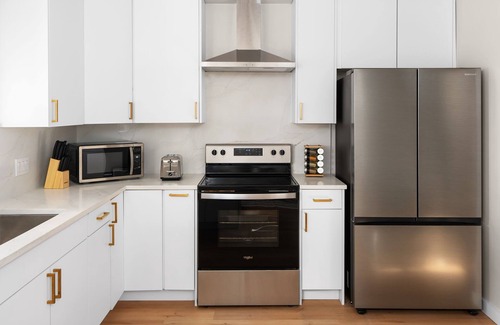 West Oak Hill House | Sophisticated 5BR w/Spa, Fire Pit & Parking