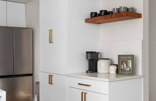 West Oak Hill House | Sophisticated 5BR w/Spa, Fire Pit & Parking