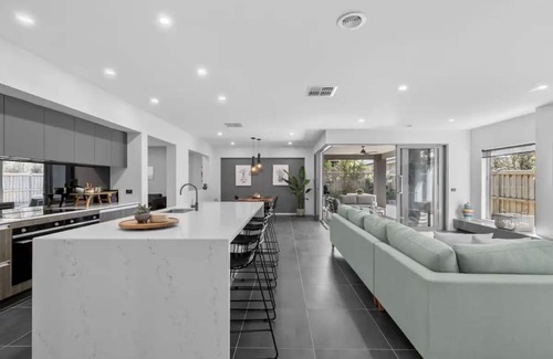 Mount Duneed House | Sophisticated Abode nnLuxurious and contemporary home just 10 mins to the beach