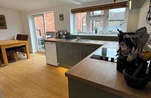Kington Apartment | Sophisticated and spacious town centre apartment with roof terrace for 4 guests