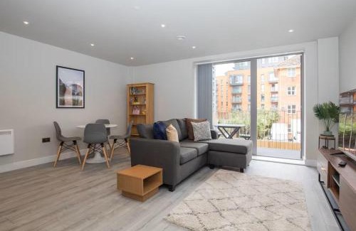 Slough Apartment | Sophisticated Apartment with Parking Central Slough