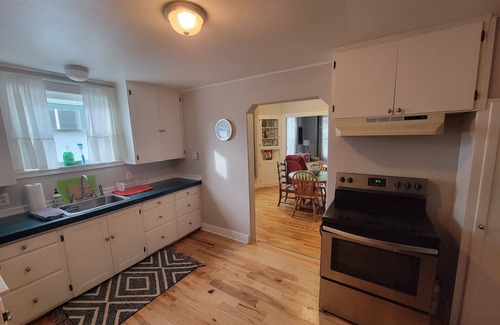Roseburg House | Sophisticated Bungalow, sparkling clean, walk to downtown, quiet neighborhood.