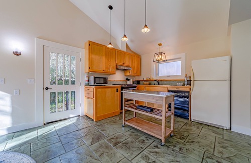 Ferndale Cottage | Sophisticated getaway with indoor pool & walkable locale