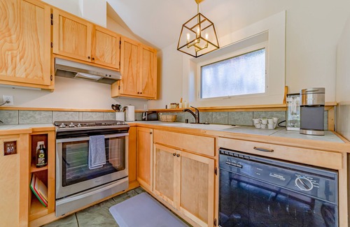 Ferndale Cottage | Sophisticated getaway with indoor pool & walkable locale