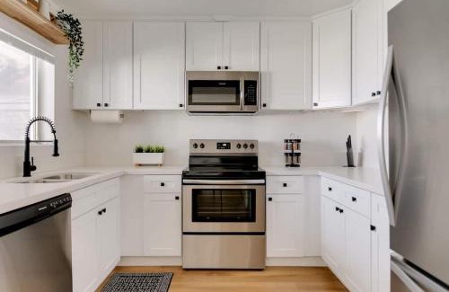 Alamitos Beach Apartment | Sophisticated Long Beach Suite with Patio Dining and Parking NRP21-00185