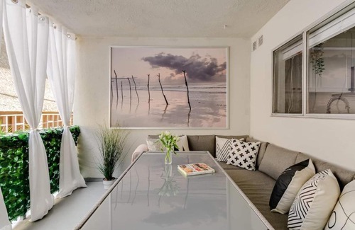 Alamitos Beach Apartment | Sophisticated Long Beach Suite with Patio Dining and Parking NRP21-00185