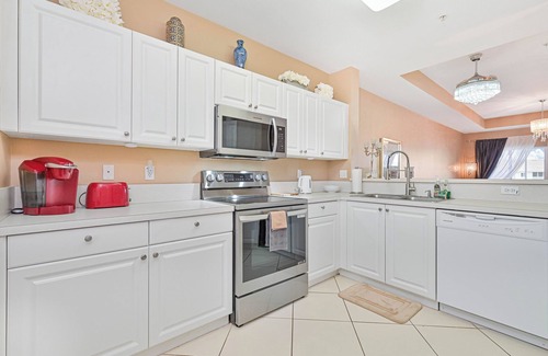 Naples Condo | Sophisticated Naples Lakefront Condo - Top Floor