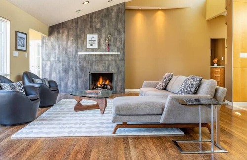Dumbarton House | Sophisticated Private Retreat, HotTub/Biking/Walking Trails/Kayaking,