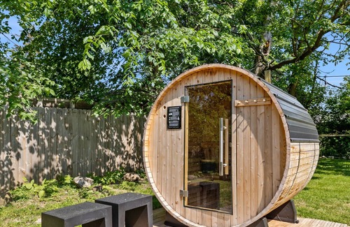 Three Oaks House | Sophisticated Retreat with Sauna and Hot Tub
