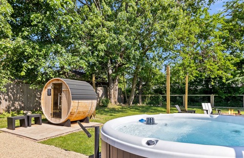 Three Oaks House | Sophisticated Retreat with Sauna and Hot Tub
